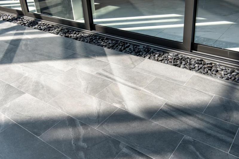 Dallage, r&eacute;sine ou carrelage ext&eacute;rieur, quel rev&ecirc;tement choisir pour r&eacute;nover sa terrasse &agrave; Marly ?